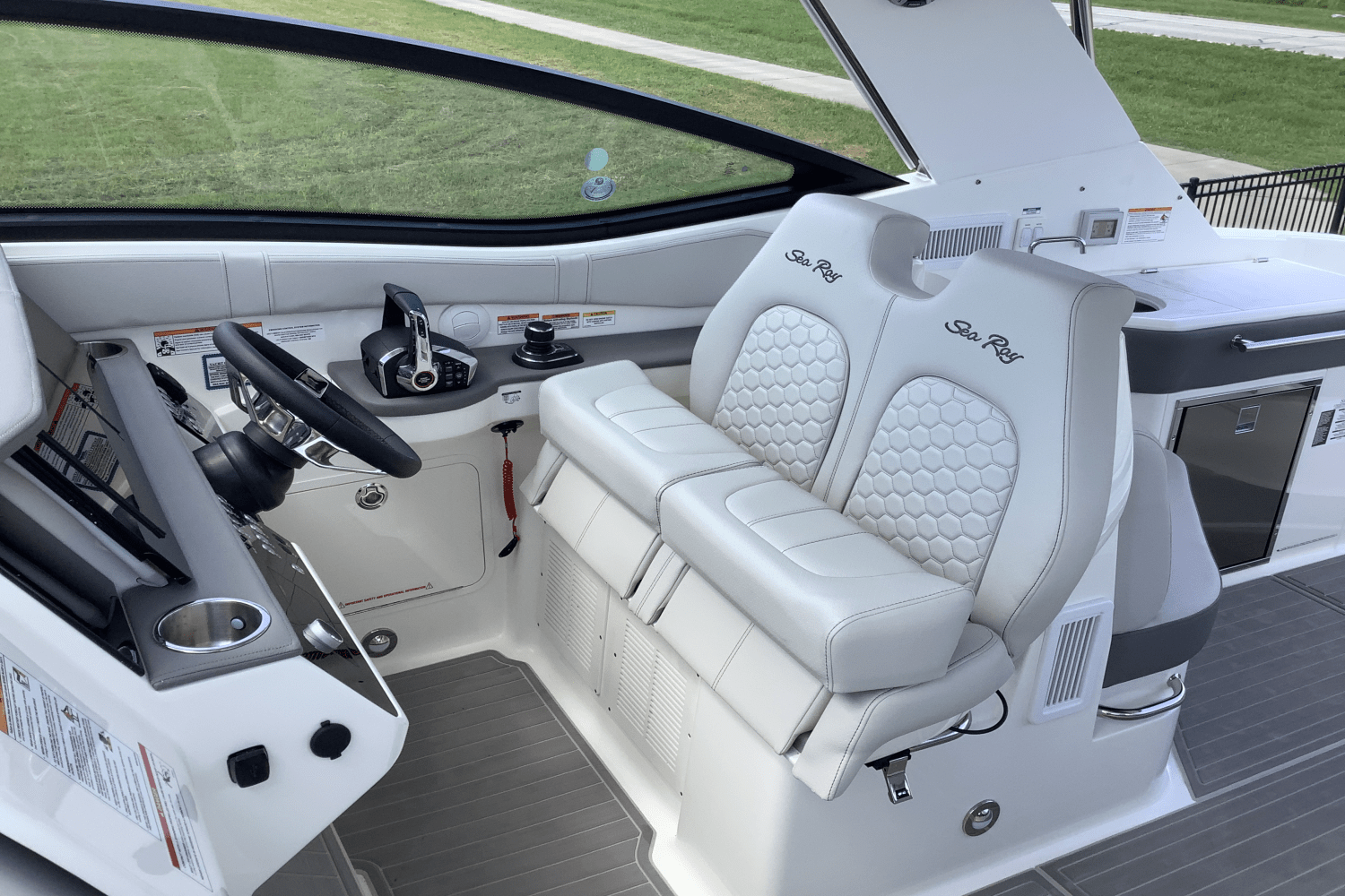 2025 Sea Ray Sundancer 320 Image Thumbnail #21