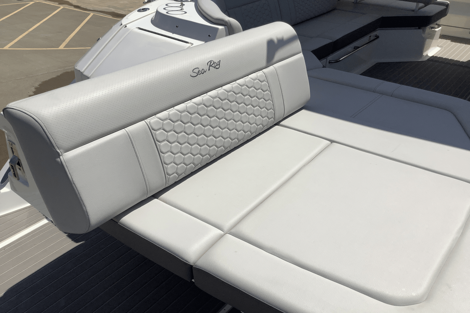 2025 Sea Ray Sundancer 320 Image Thumbnail #9
