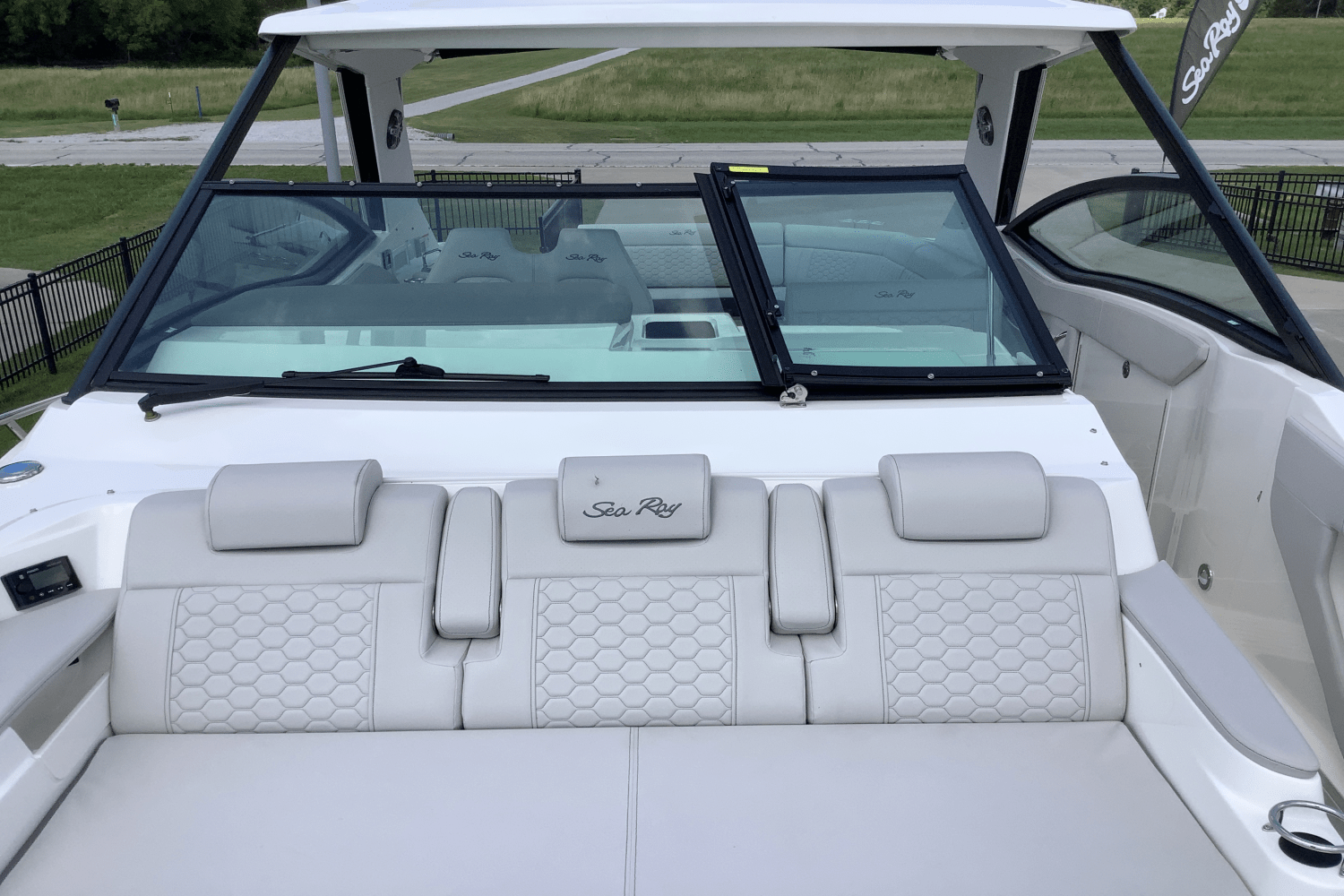 2025 Sea Ray Sundancer 320 Image Thumbnail #31