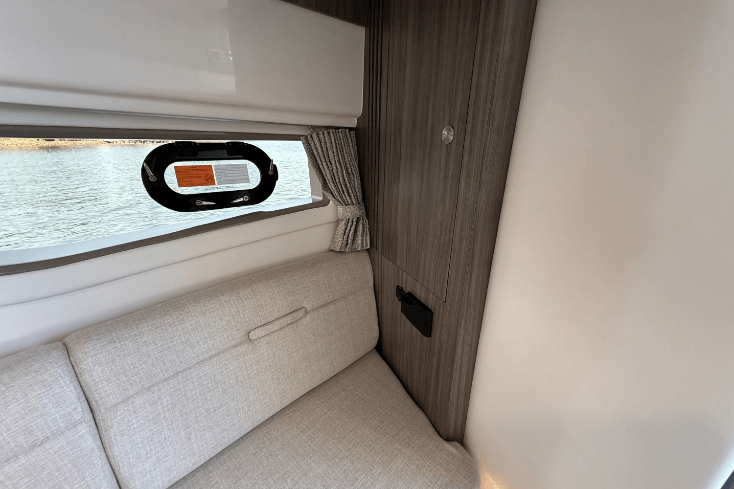 2025 Sea Ray Sundancer 320 Image Thumbnail #38