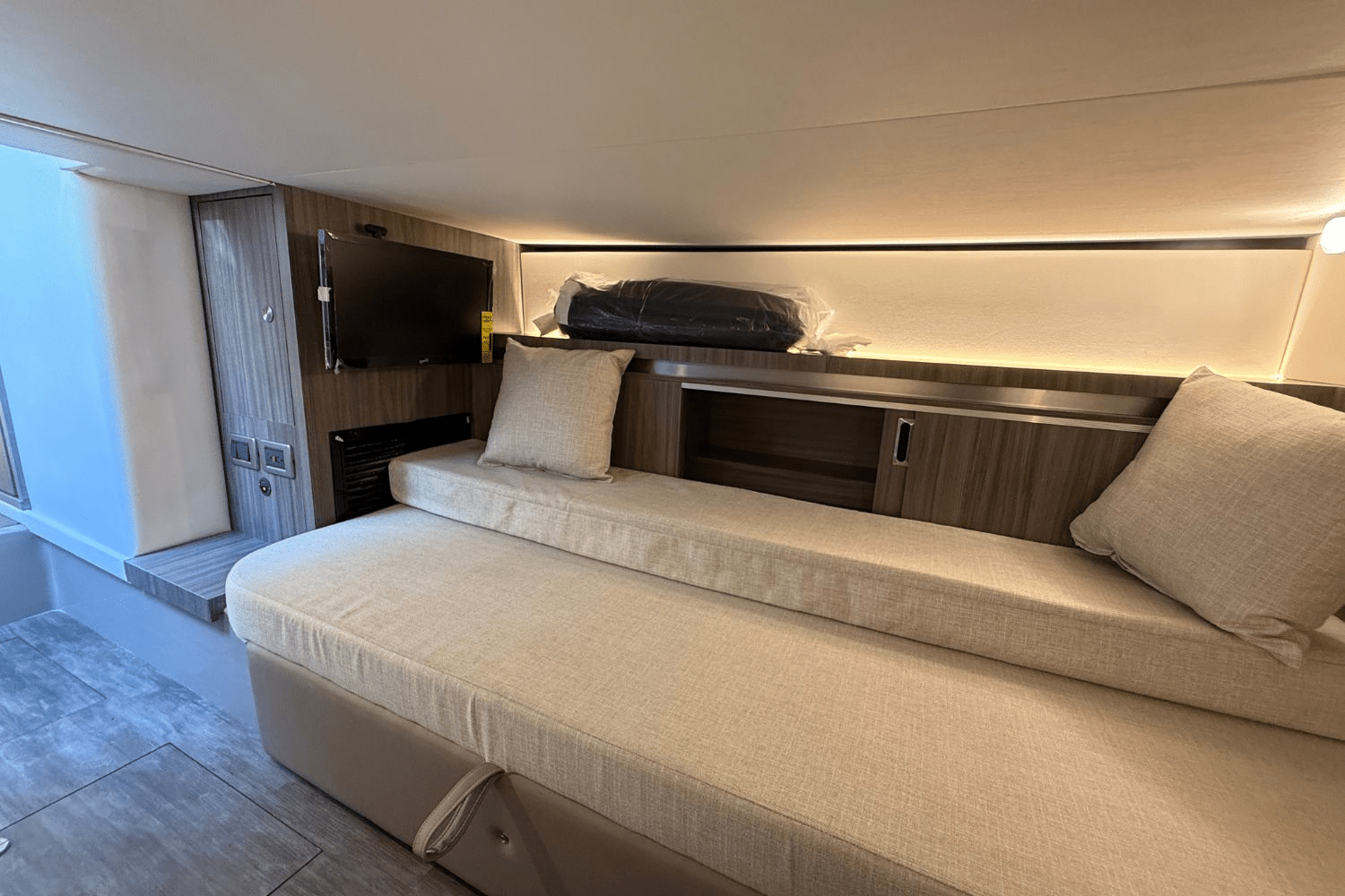 2025 Sea Ray Sundancer 320 Image Thumbnail #43