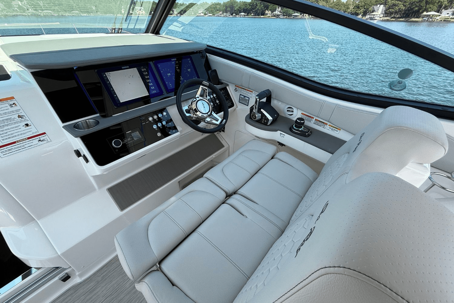 2025 Sea Ray Sundancer 320 Image Thumbnail #25
