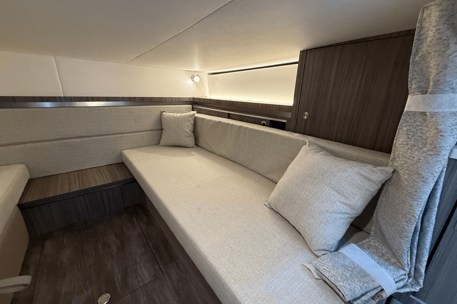 2025 Sea Ray Sundancer 320 Image Thumbnail #44