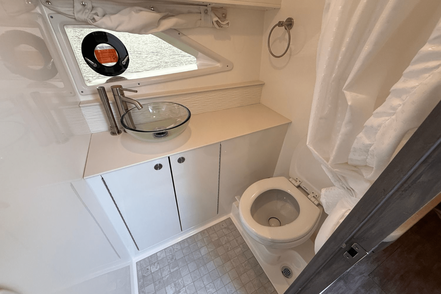 2025 Sea Ray Sundancer 320 Image Thumbnail #39