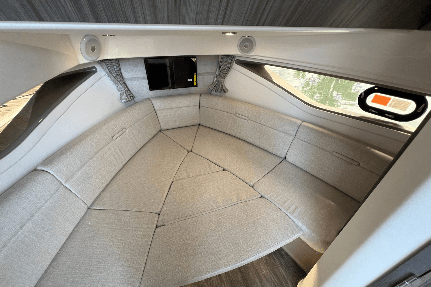 2025 Sea Ray Sundancer 320 Image Thumbnail #32