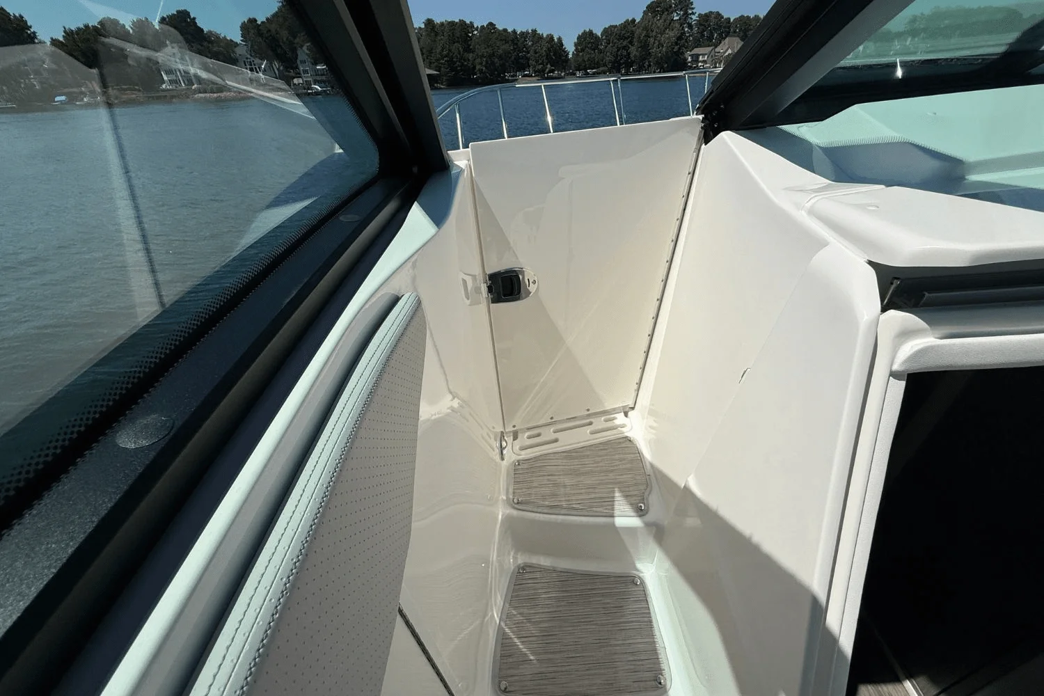 2025 Sea Ray Sundancer 320 Image Thumbnail #25