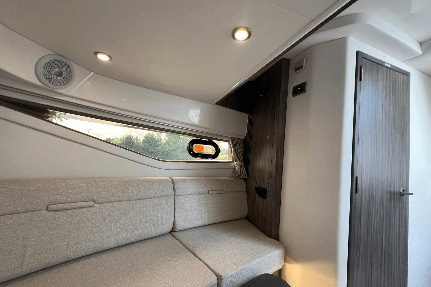 2025 Sea Ray Sundancer 320 Image Thumbnail #34