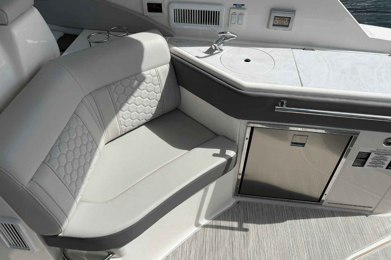 2025 Sea Ray Sundancer 320 Image Thumbnail #17