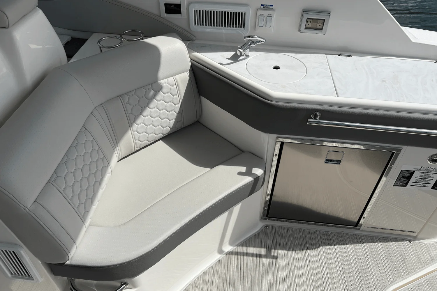 2025 Sea Ray Sundancer 320 Image Thumbnail #17