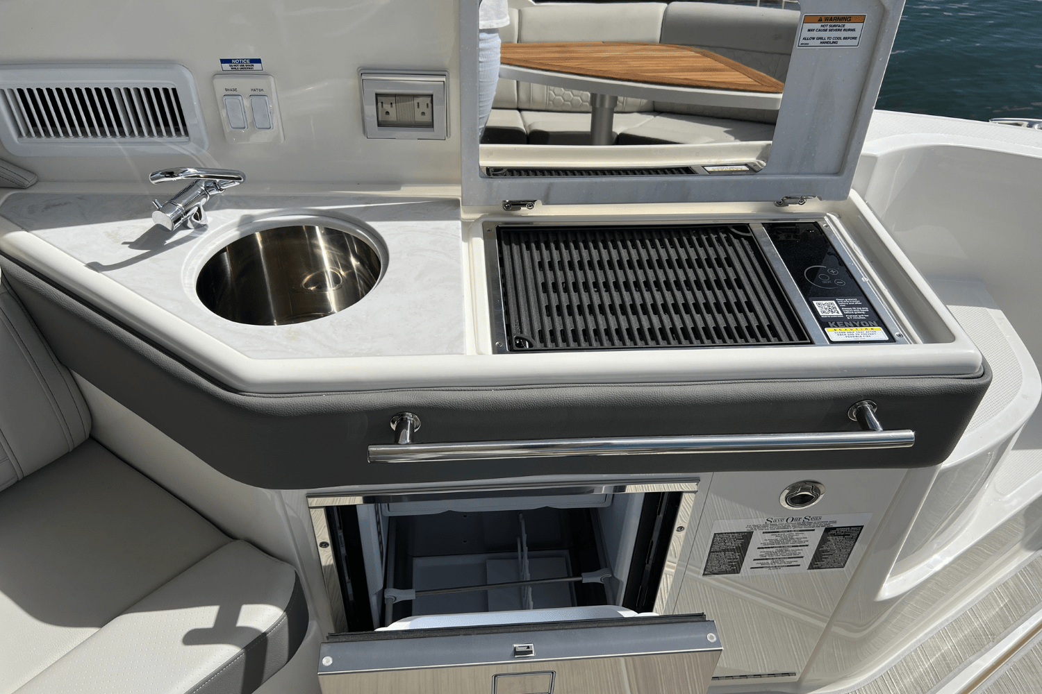 2025 Sea Ray Sundancer 320 Image Thumbnail #16