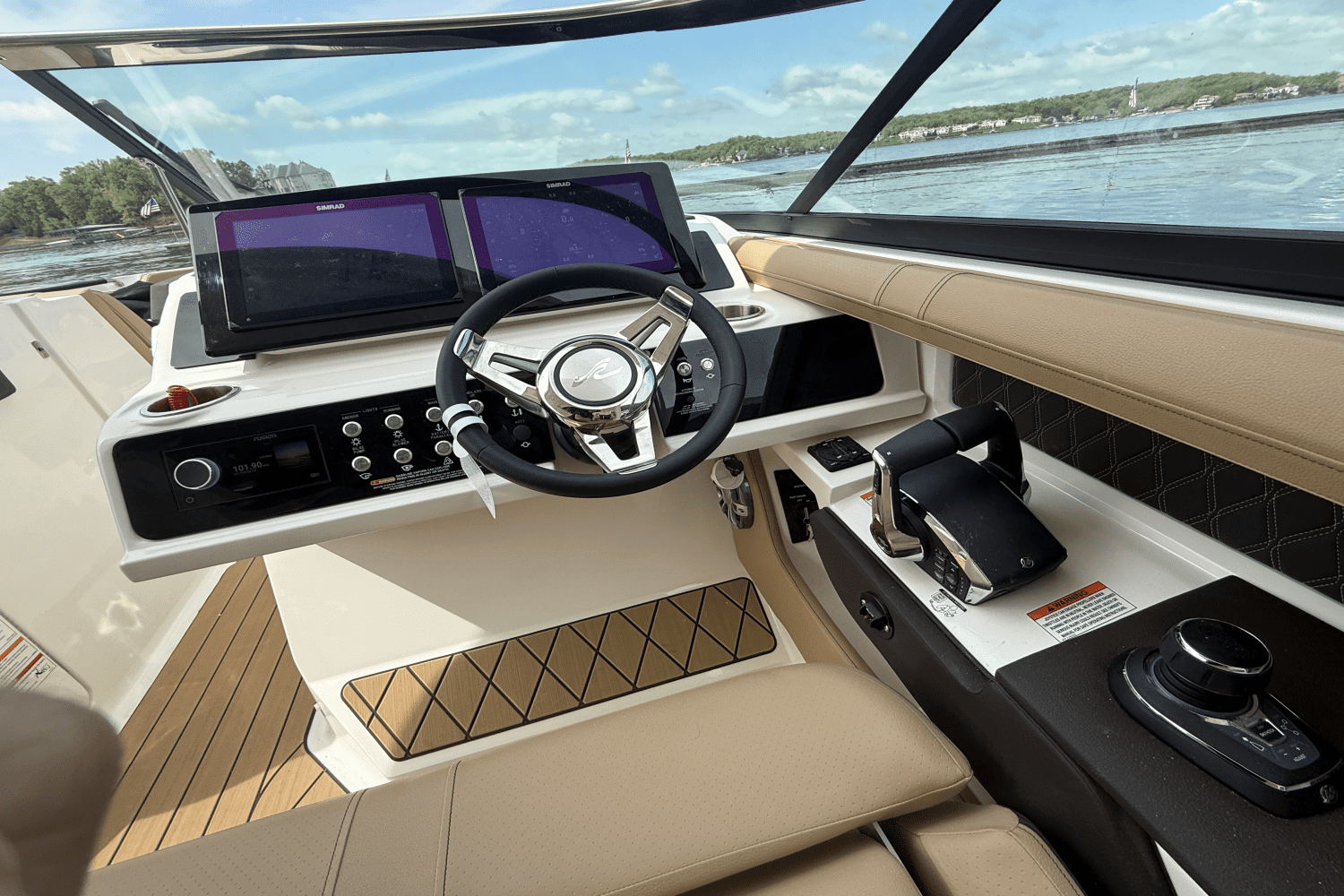 2025 Sea Ray SLX 310 Image Thumbnail #13