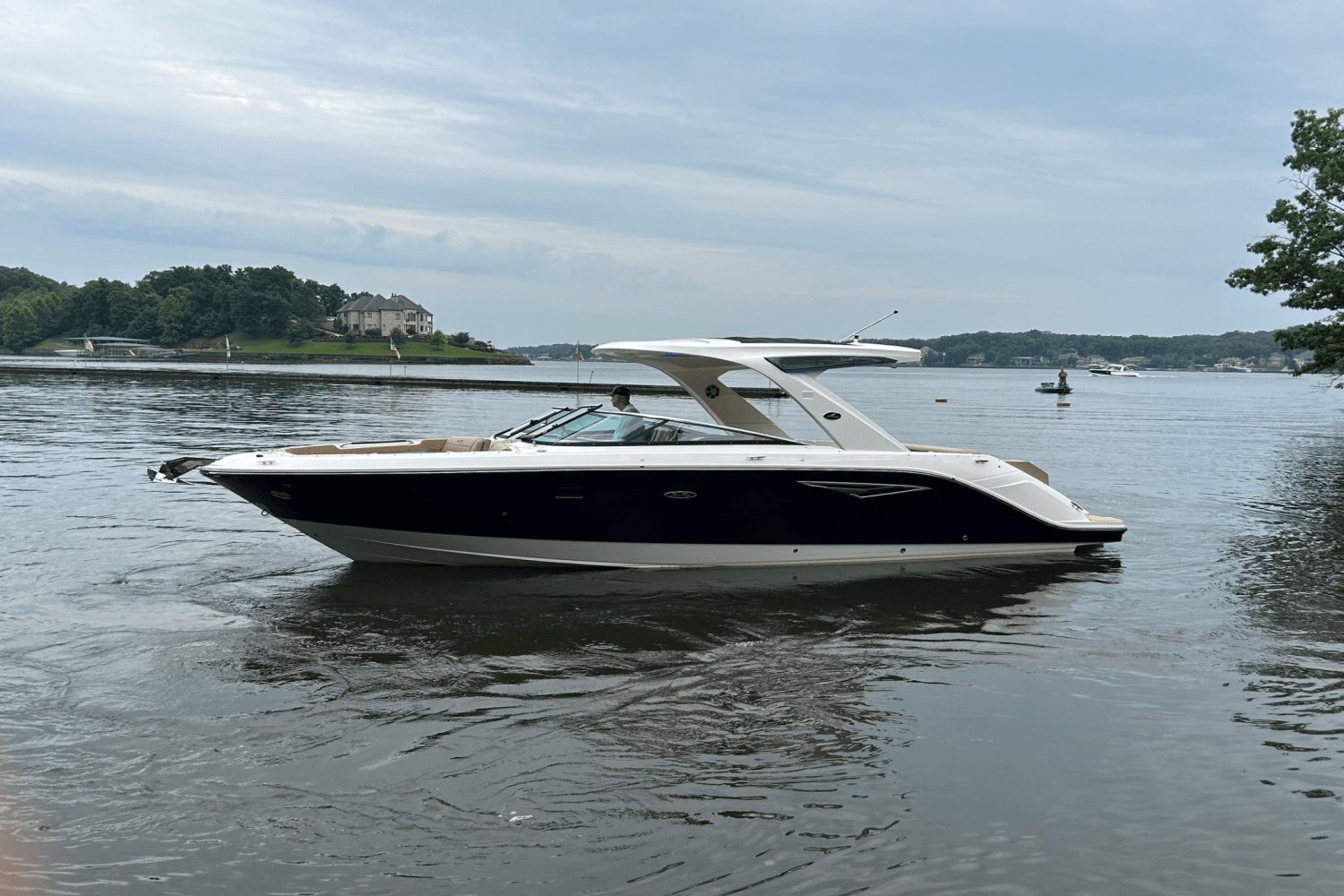 2025 Sea Ray SLX 310 Image Thumbnail #4