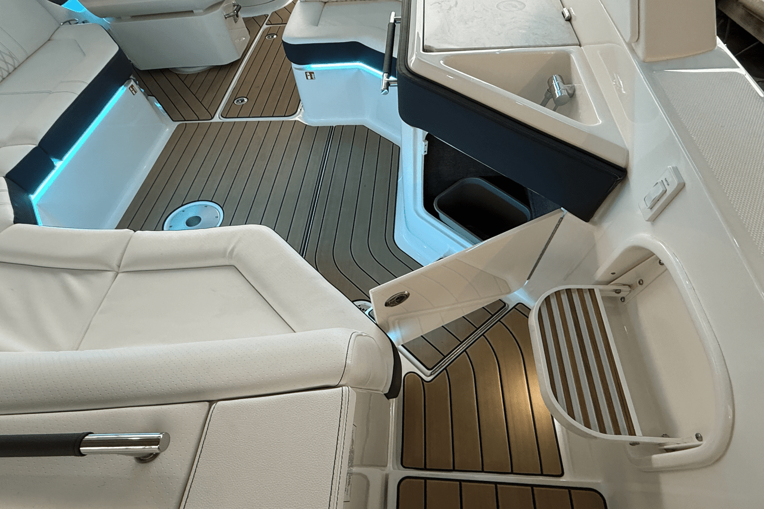2025 Sea Ray SLX 310 Image Thumbnail #13