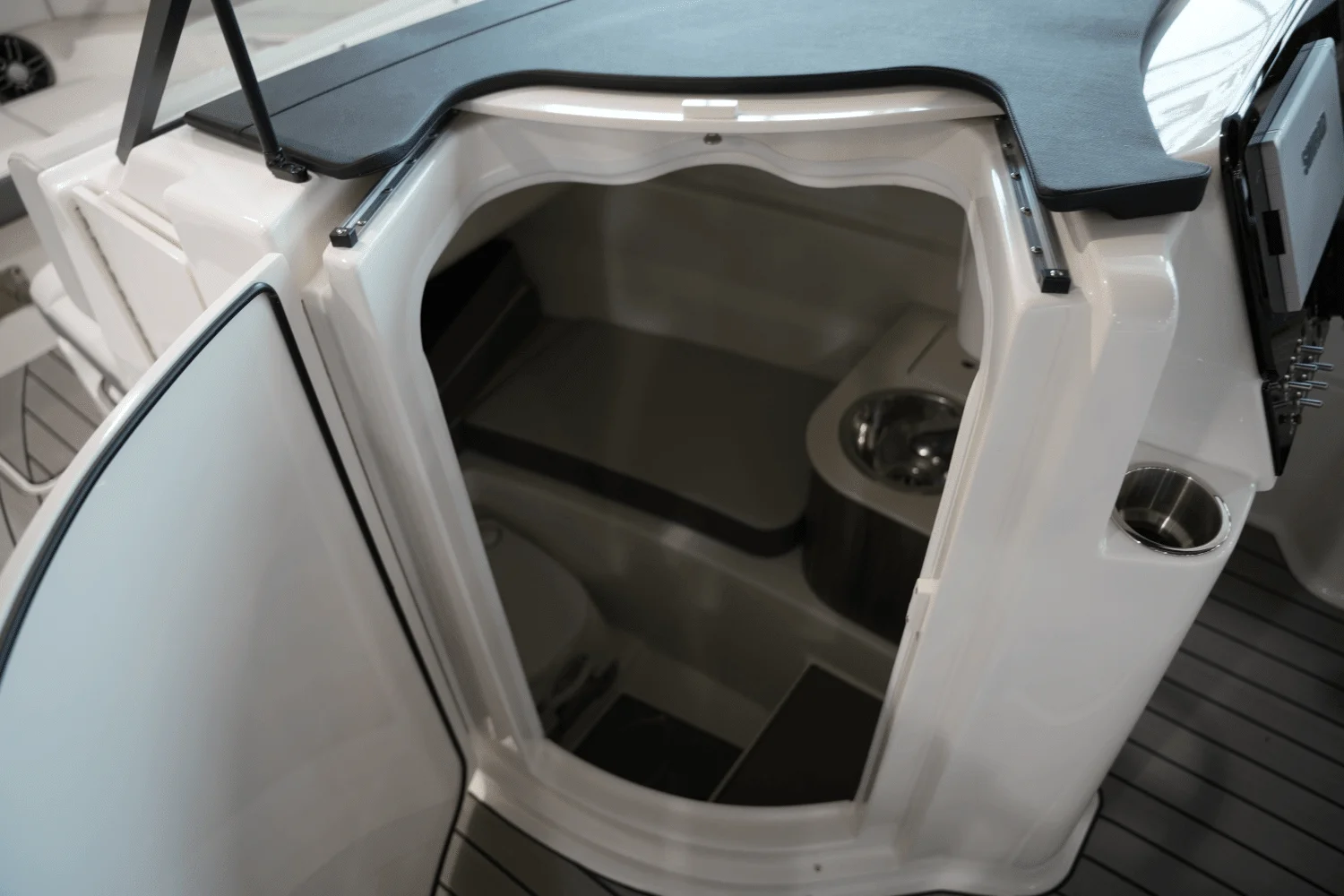 2025 Sea Ray SDX 250 Surf Image Thumbnail #20