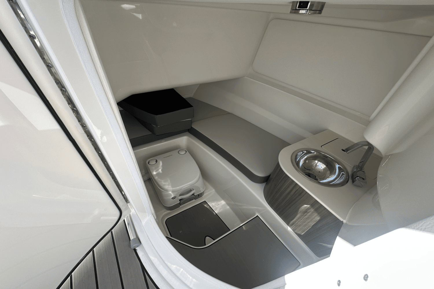 2025 Sea Ray SDX 250 Surf Image Thumbnail #18