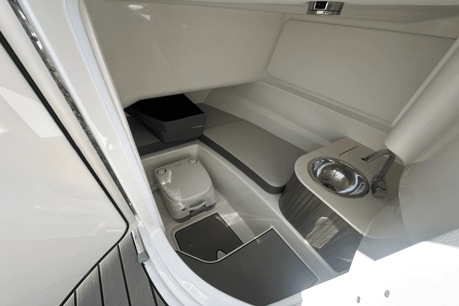 2025 Sea Ray SDX 250 Surf Image Thumbnail #18