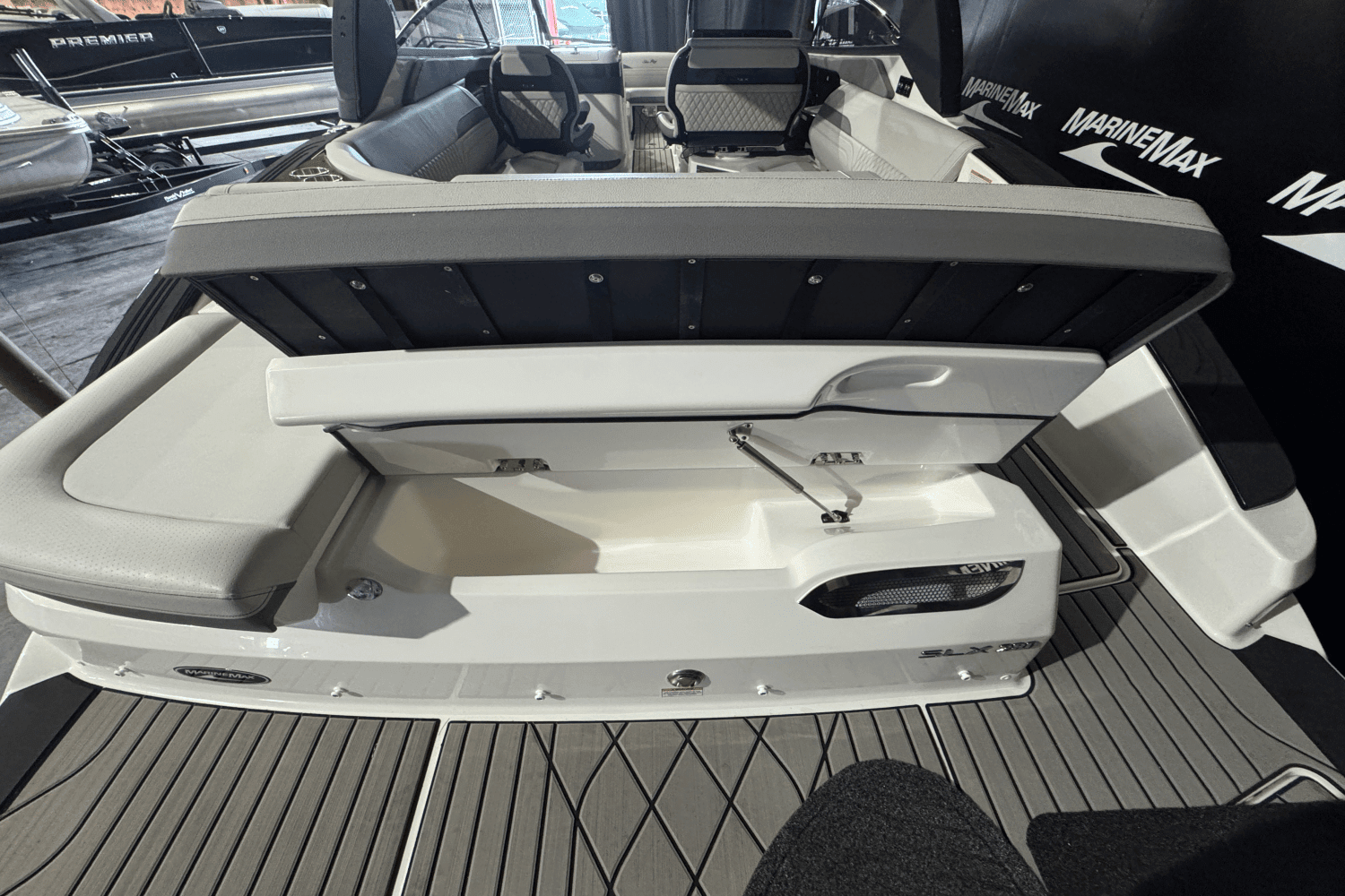 2025 Sea Ray SLX 280 Image Thumbnail #7