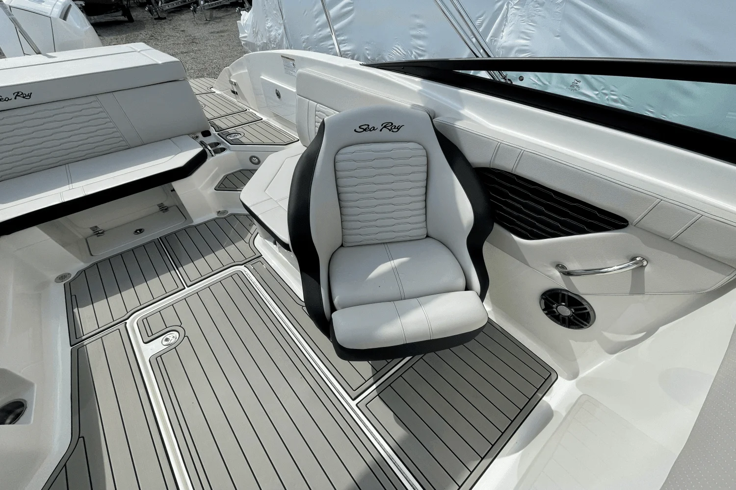 2025 Sea Ray SPX 230 Outboard Image Thumbnail #11