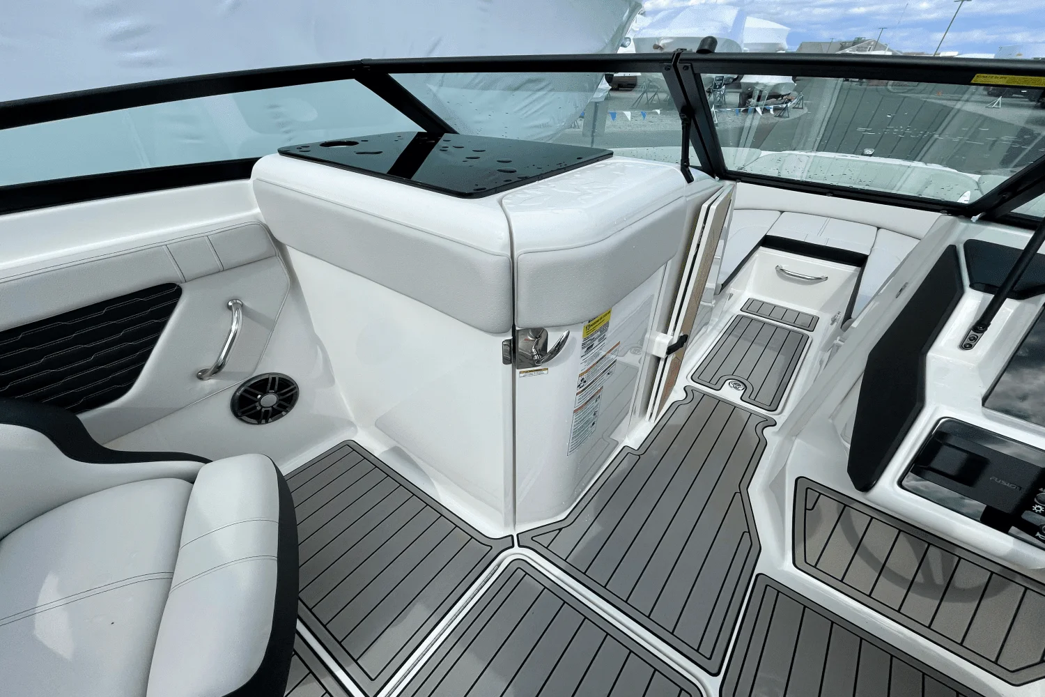2025 Sea Ray SPX 230 Outboard Image Thumbnail #17