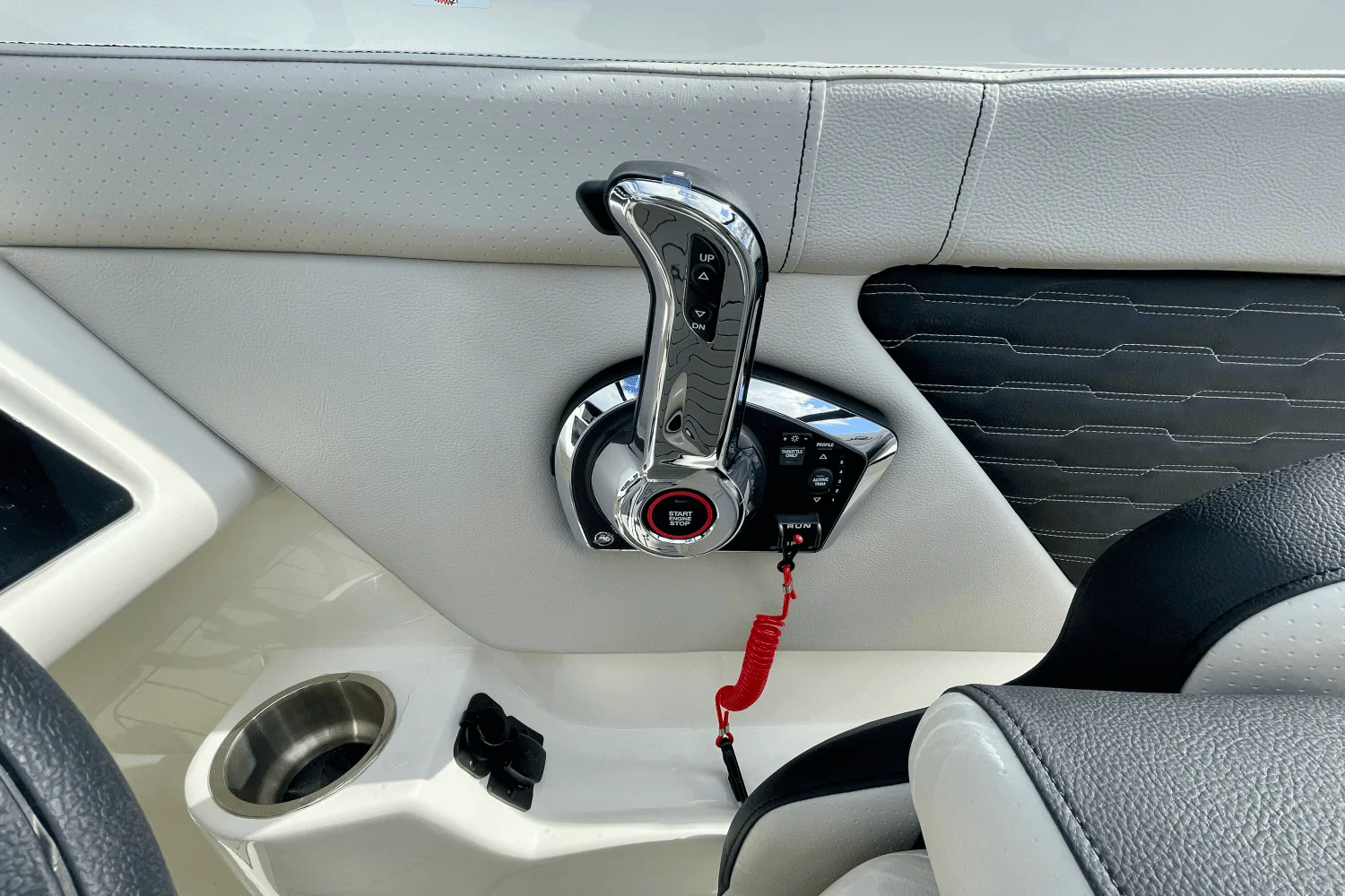 2025 Sea Ray SPX 230 Outboard Image Thumbnail #16