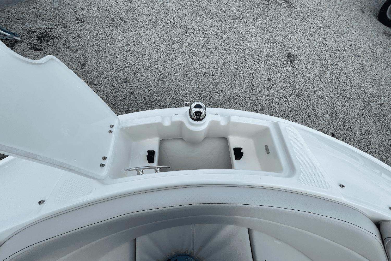 2025 Sea Ray SPX 230 Outboard Image Thumbnail #21