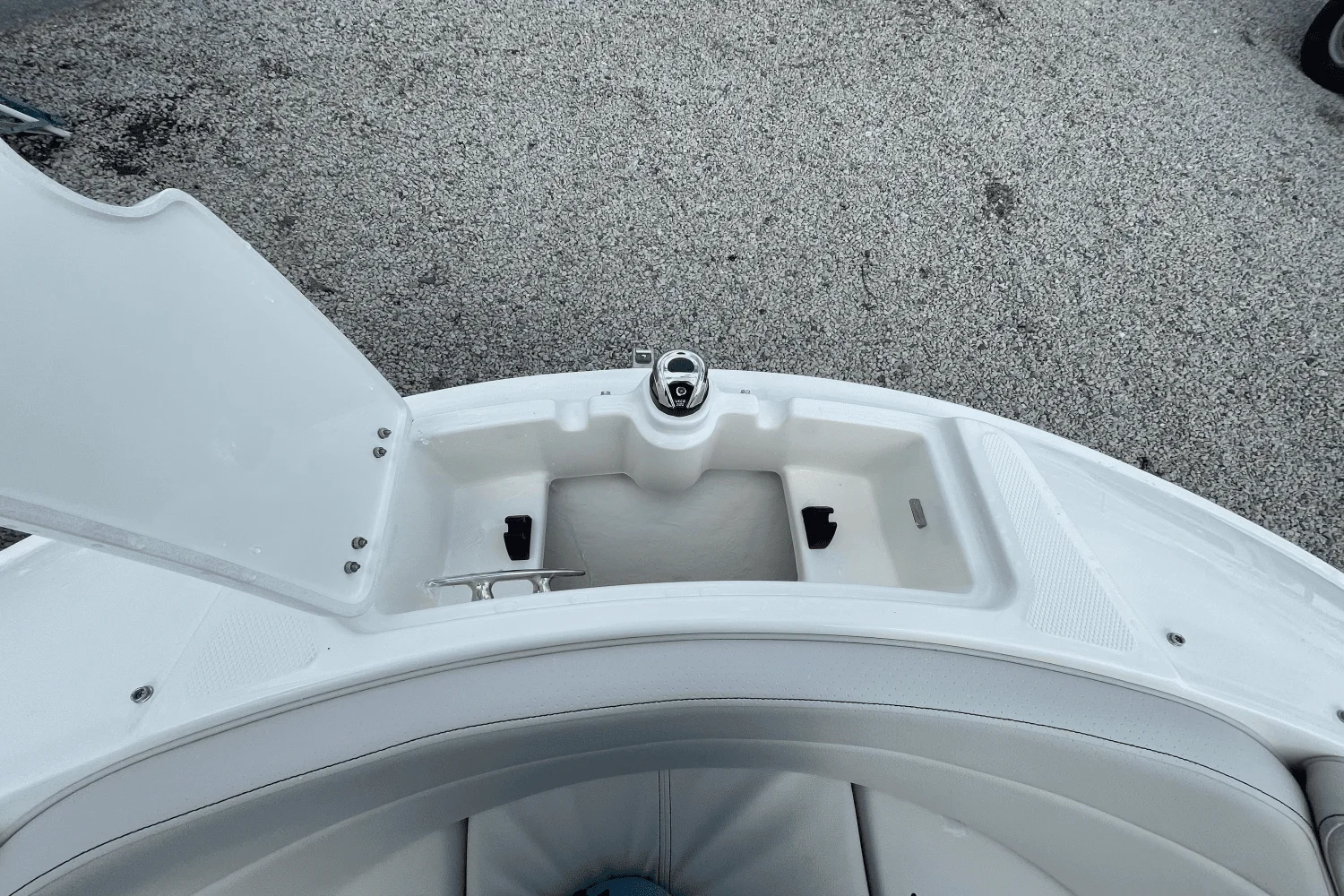 2025 Sea Ray SPX 230 Outboard Image Thumbnail #21