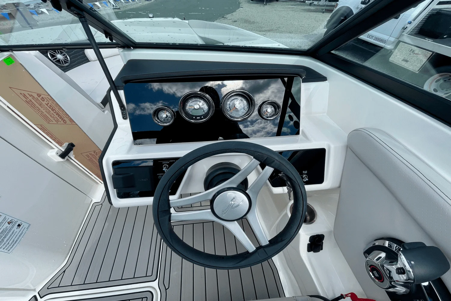 2025 Sea Ray SPX 230 Outboard Image Thumbnail #15