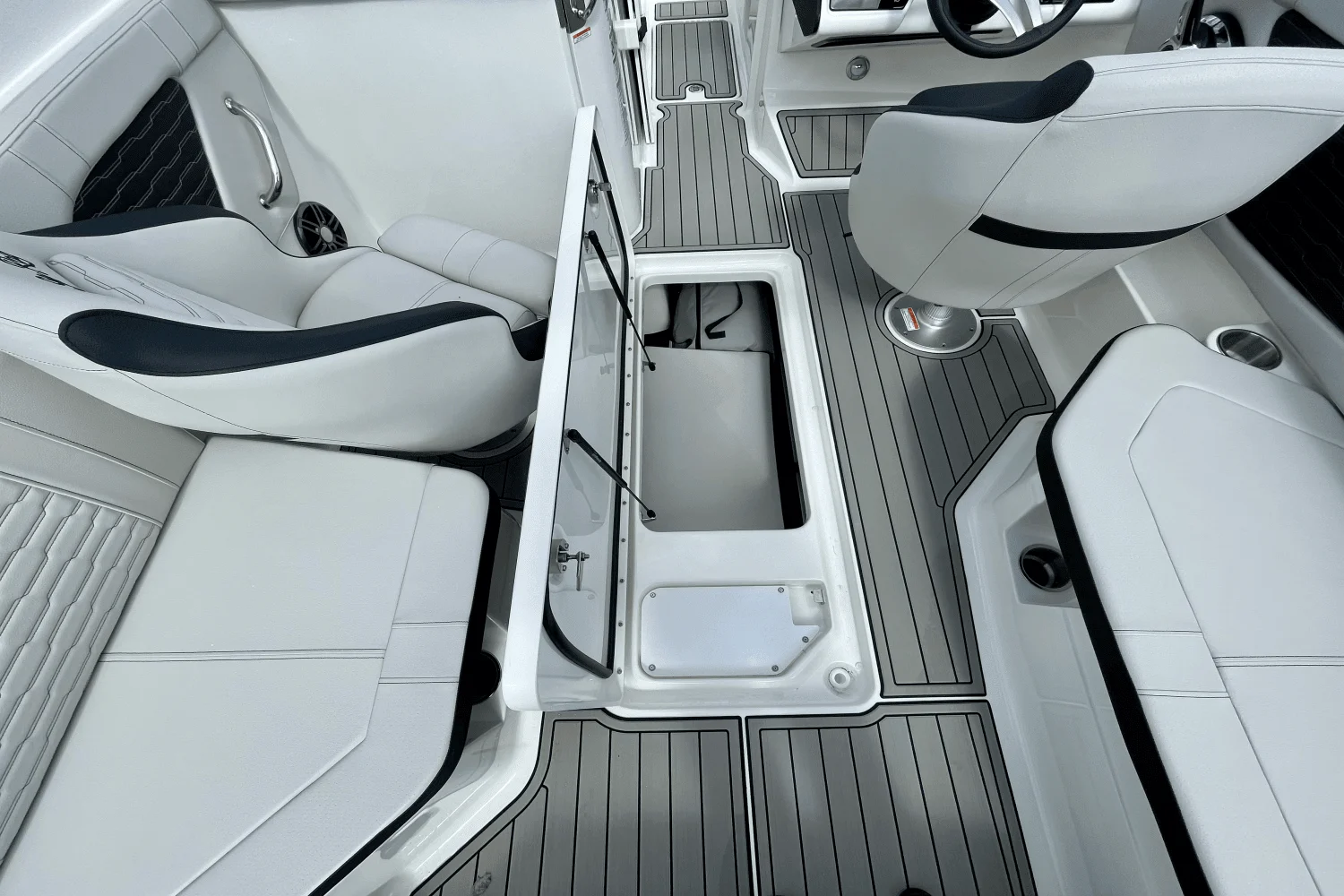 2025 Sea Ray SPX 230 Outboard Image Thumbnail #10