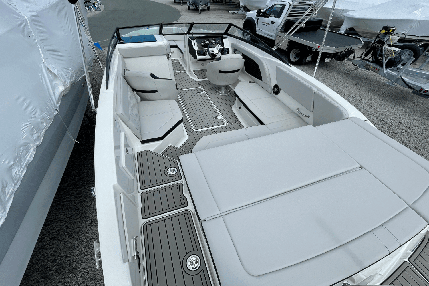 2025 Sea Ray SPX 230 Outboard Image Thumbnail #6