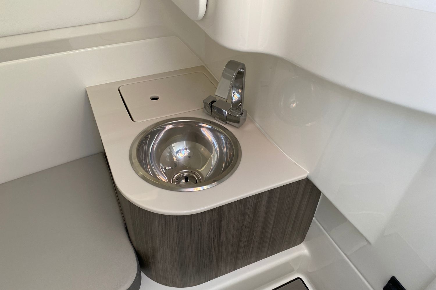 2025 Sea Ray SDX 270 Image Thumbnail #18