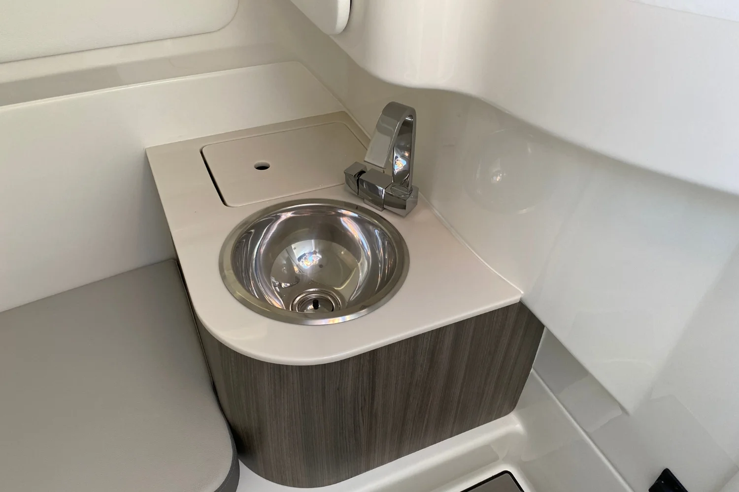 2025 Sea Ray SDX 270 Image Thumbnail #18