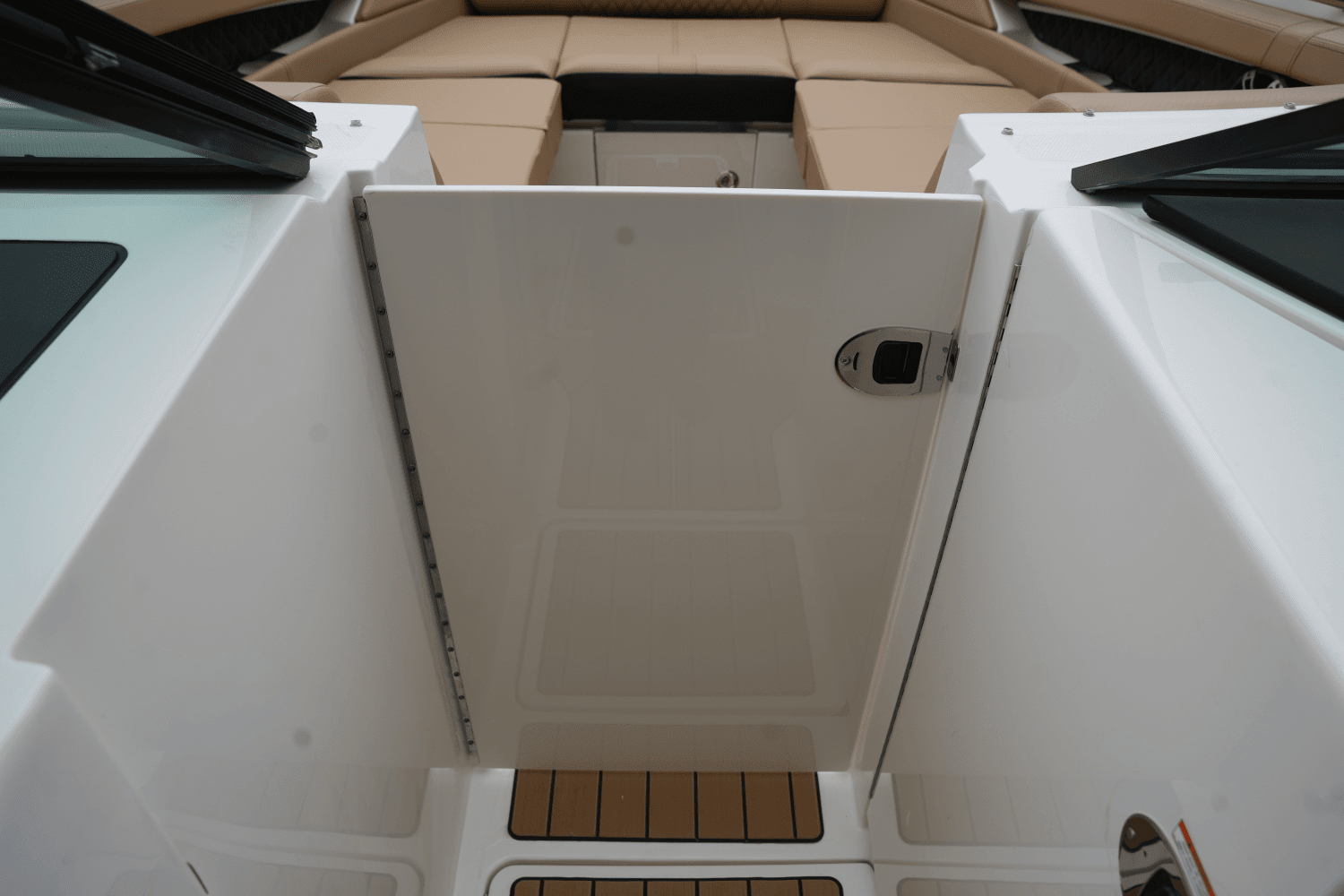 2025 Sea Ray SLX 350 Image Thumbnail #21