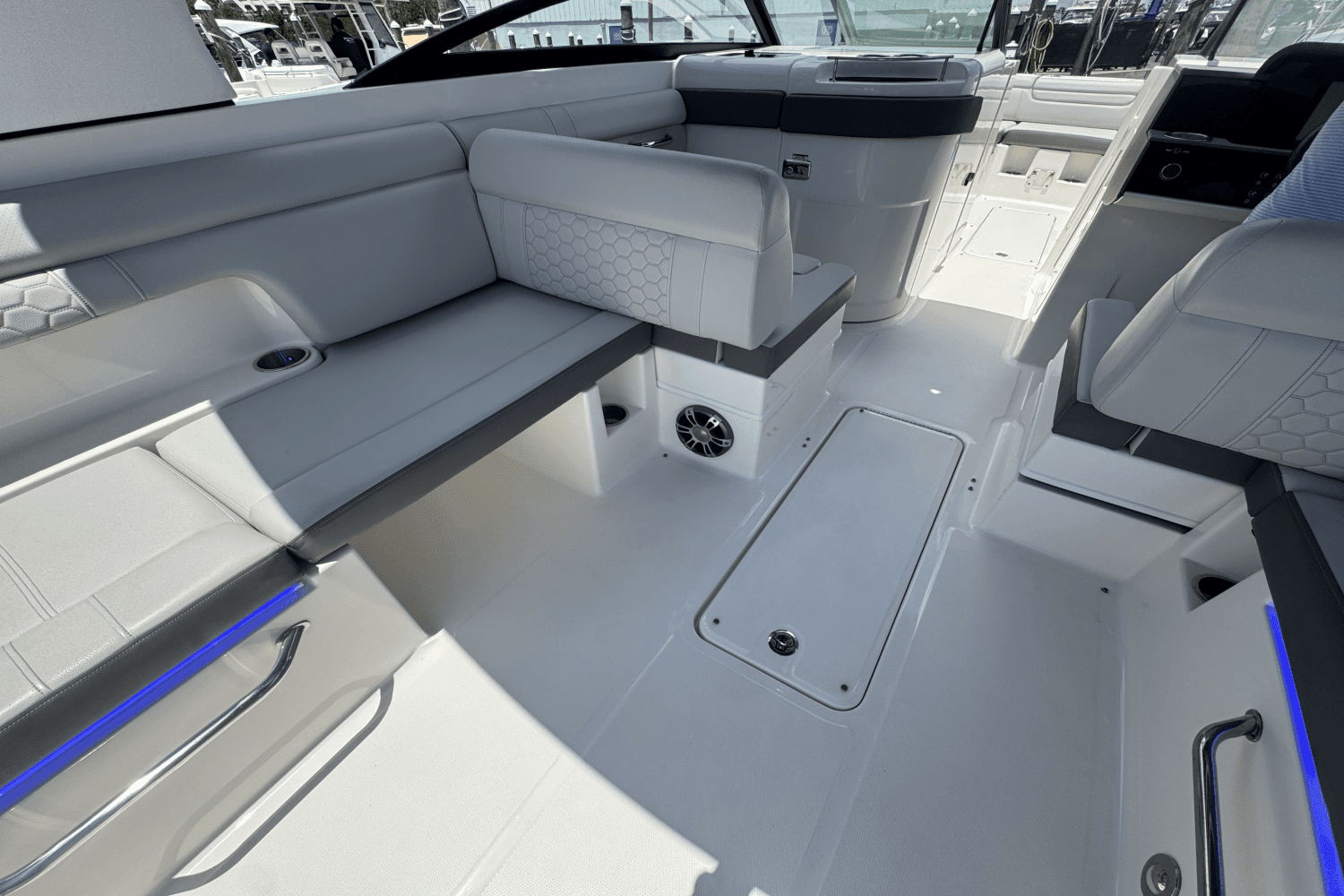 2020 Sea Ray SDX 290 Outboard Image Thumbnail #16