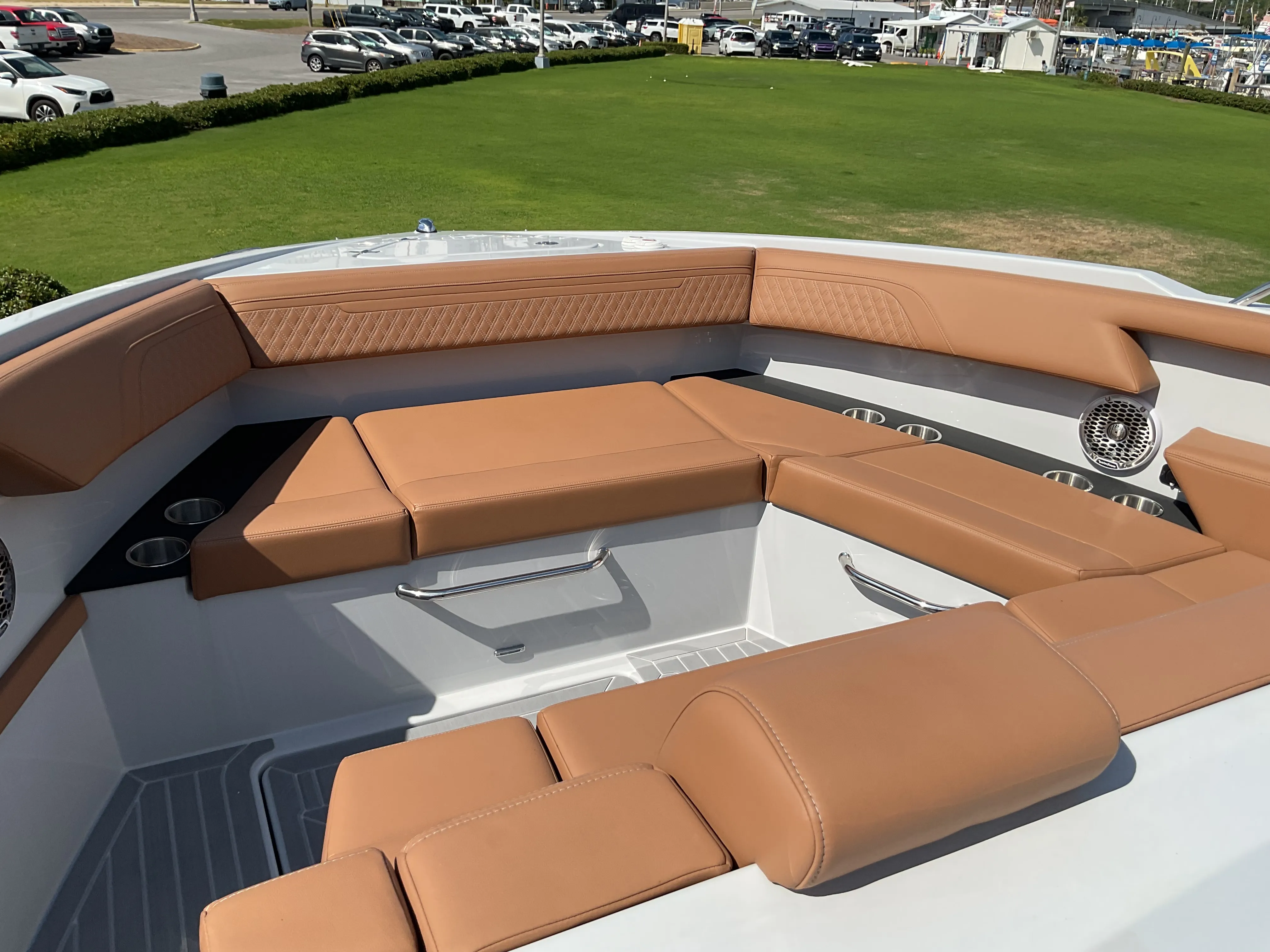 2025 Cruisers Yachts 34 GLS Outboard Image Thumbnail #17