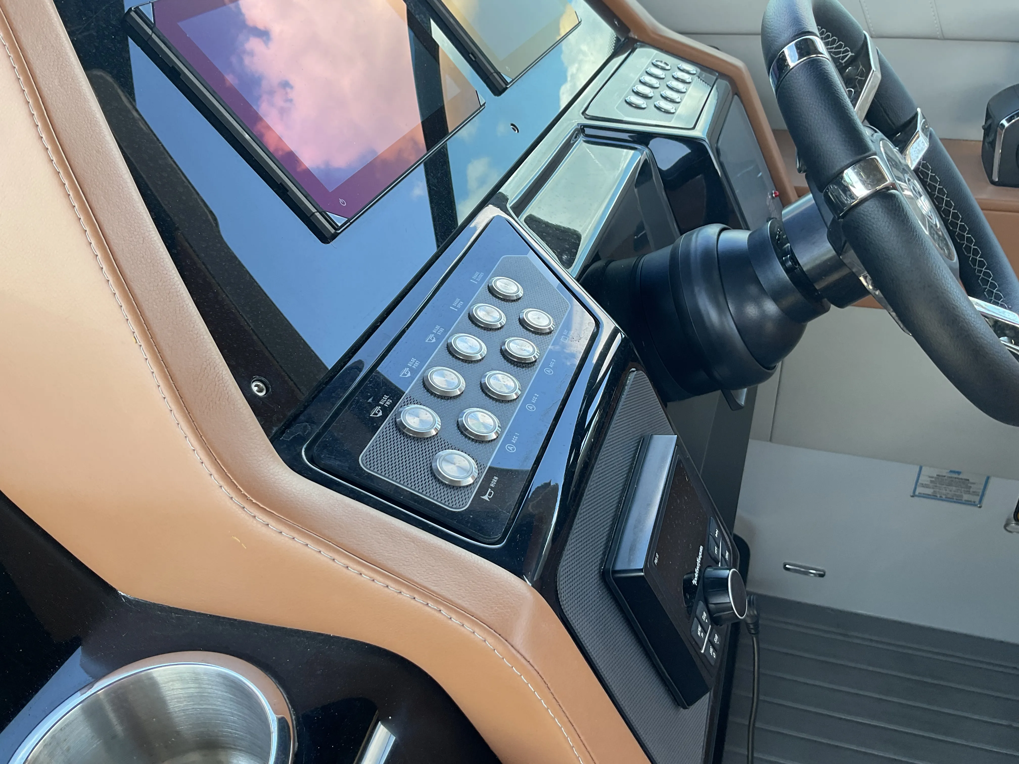 2025 Cruisers Yachts 34 GLS Outboard Image Thumbnail #13