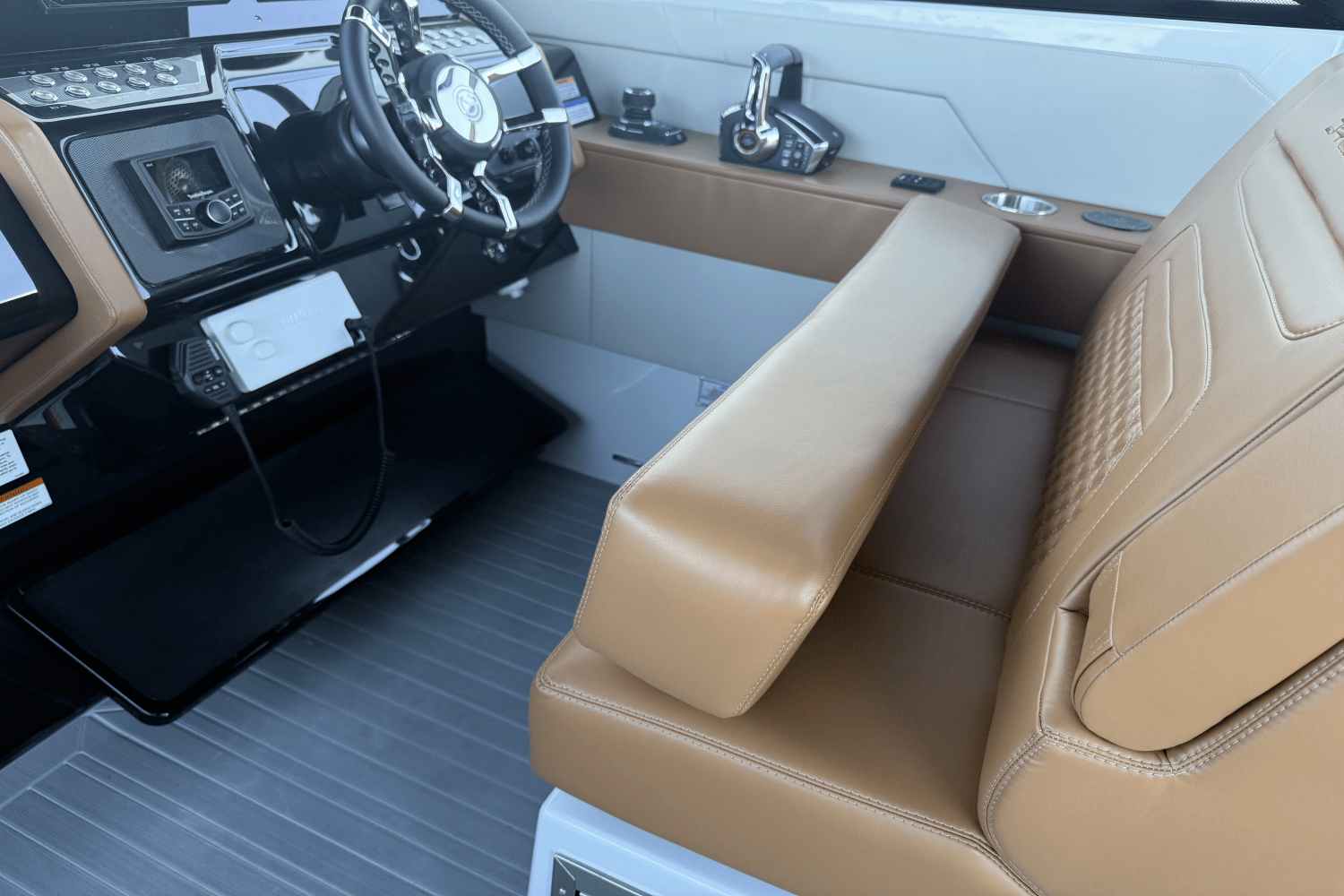 2025 Cruisers Yachts 34 GLS Outboard Image Thumbnail #21