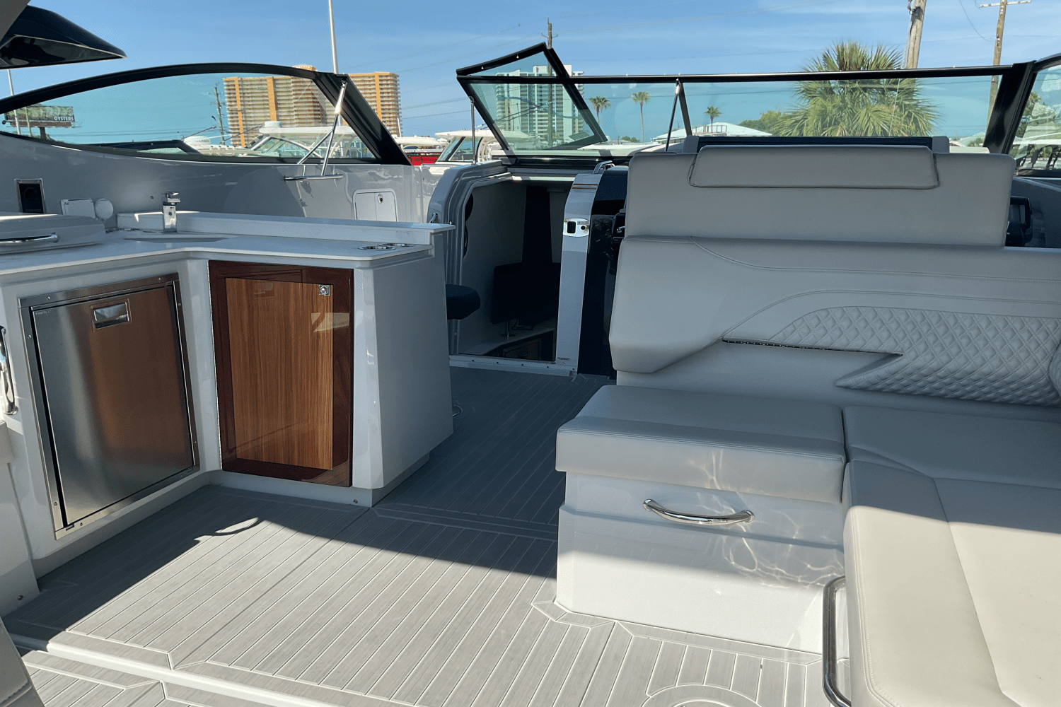 2025 Cruisers Yachts 34 GLS Outboard Image Thumbnail #12