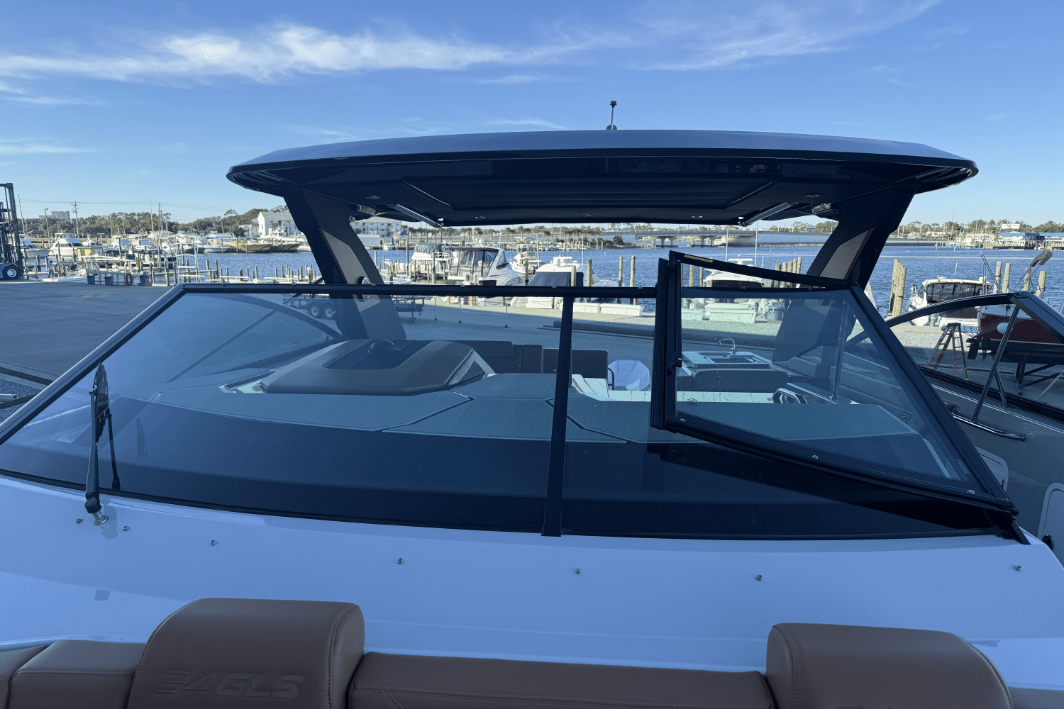 2025 Cruisers Yachts 34 GLS Outboard Image Thumbnail #23