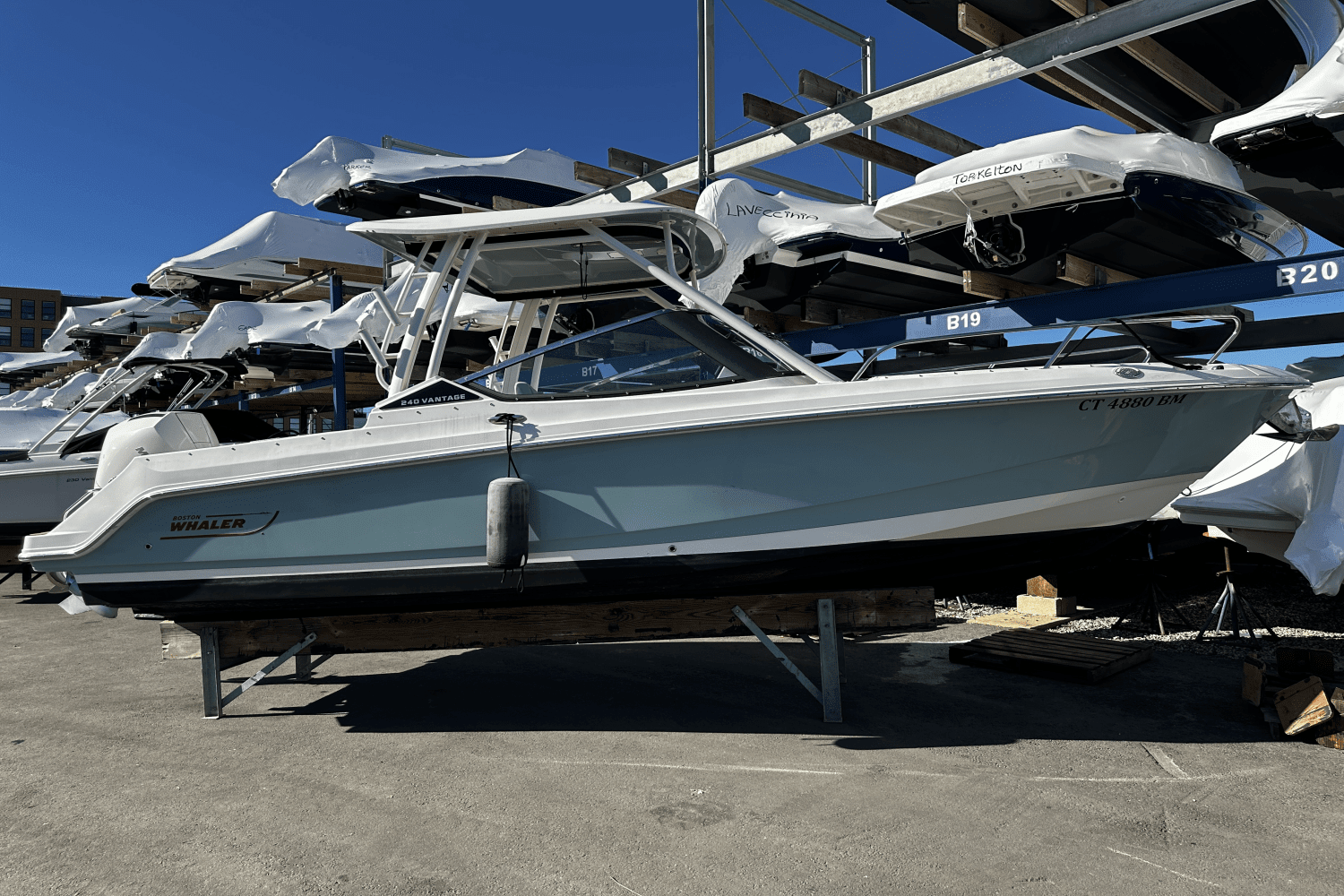 2022 Boston Whaler 240 VANTAGE Image Thumbnail #2