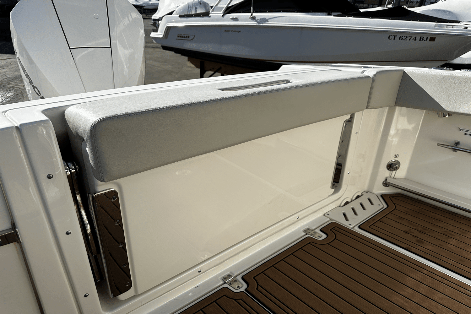 2022 Boston Whaler 240 VANTAGE Image Thumbnail #7