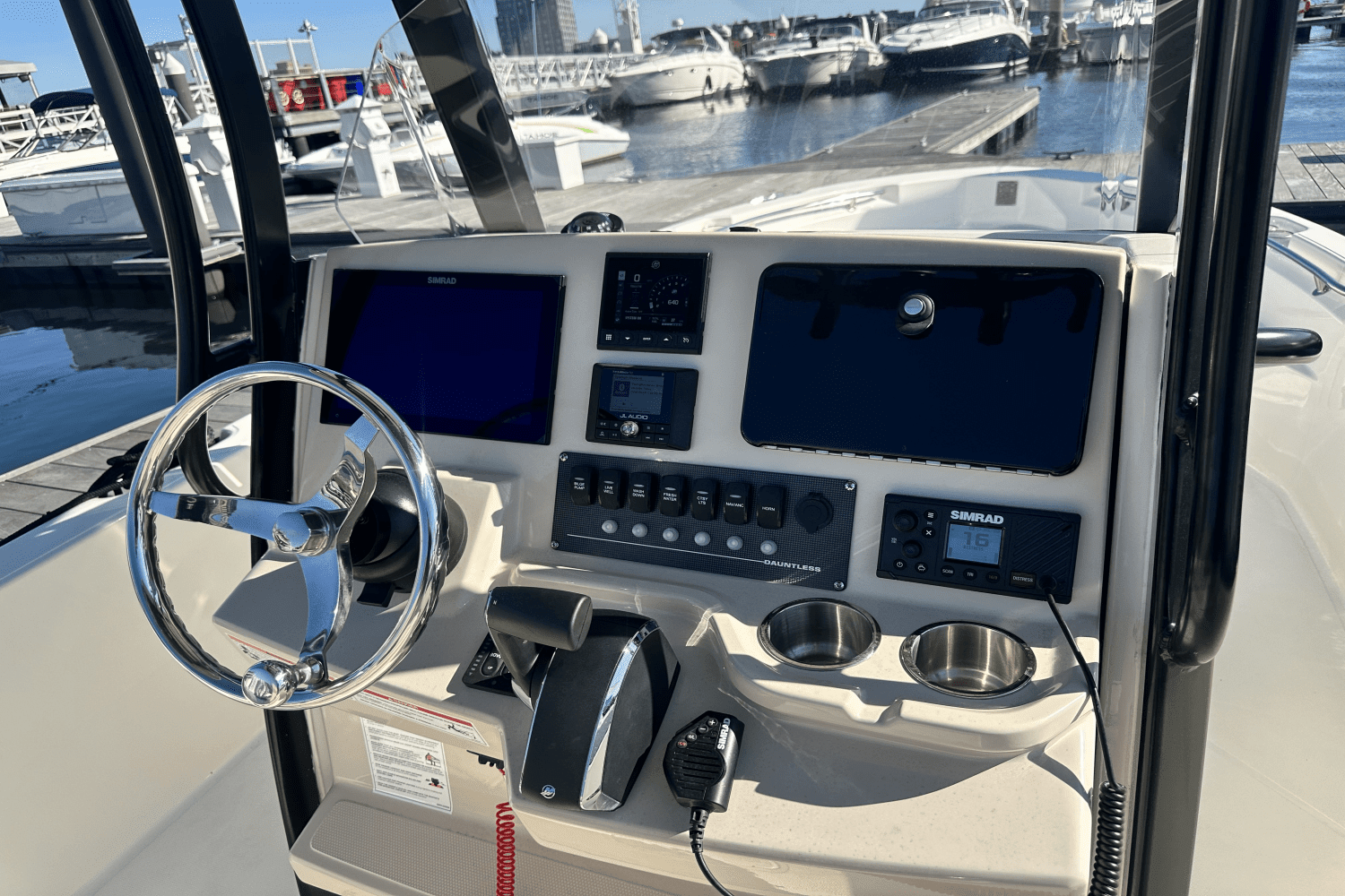 2024 Boston Whaler 220 DAUNTLESS Image Thumbnail #6