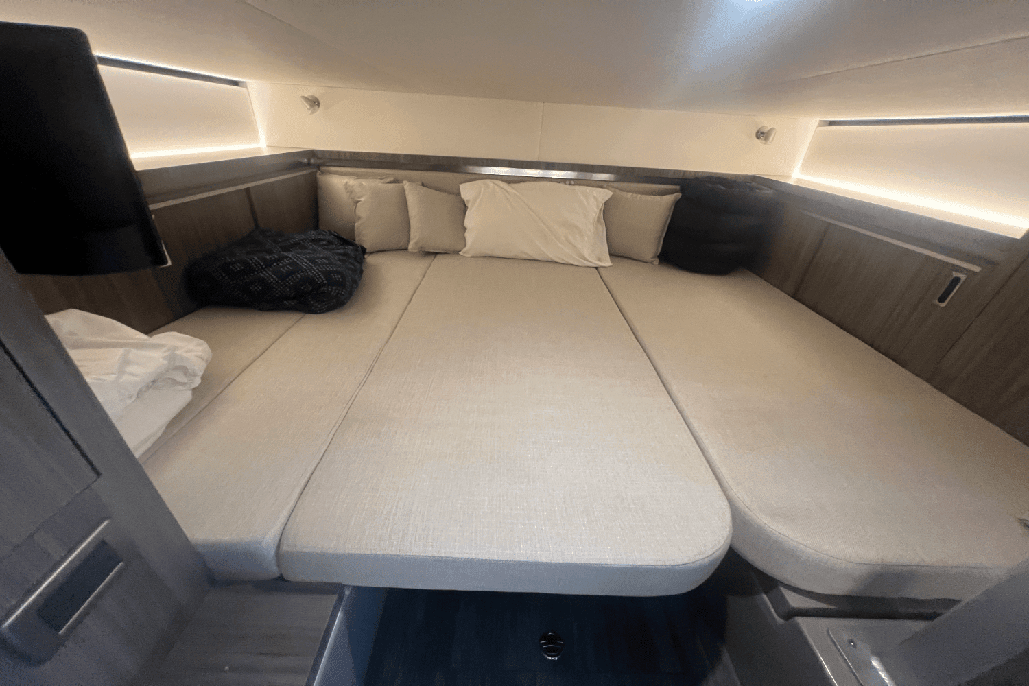 2024 Sea Ray Sundancer 320 Outboard Image Thumbnail #20