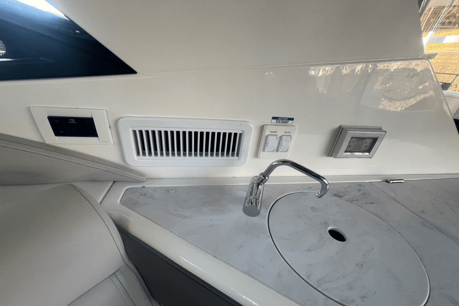 2024 Sea Ray Sundancer 320 Outboard Image Thumbnail #11