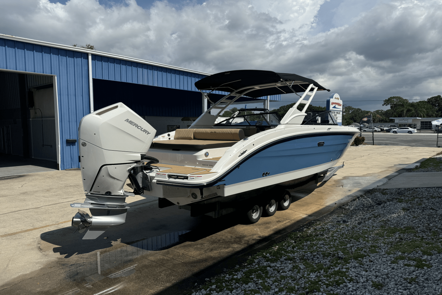 2025 Sea Ray SDX 270 Outboard Image Thumbnail #3