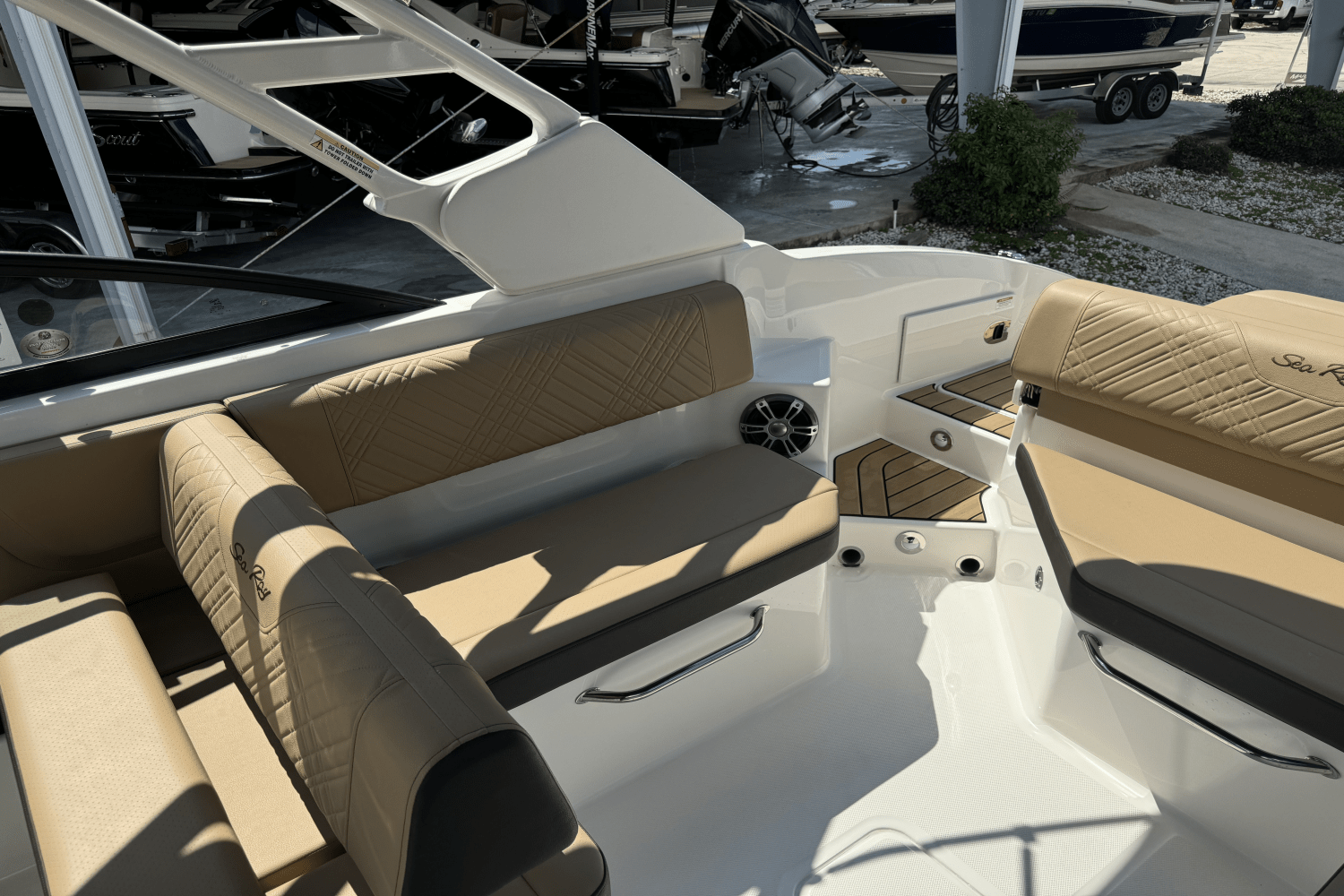 2025 Sea Ray SDX 270 Outboard Image Thumbnail #9