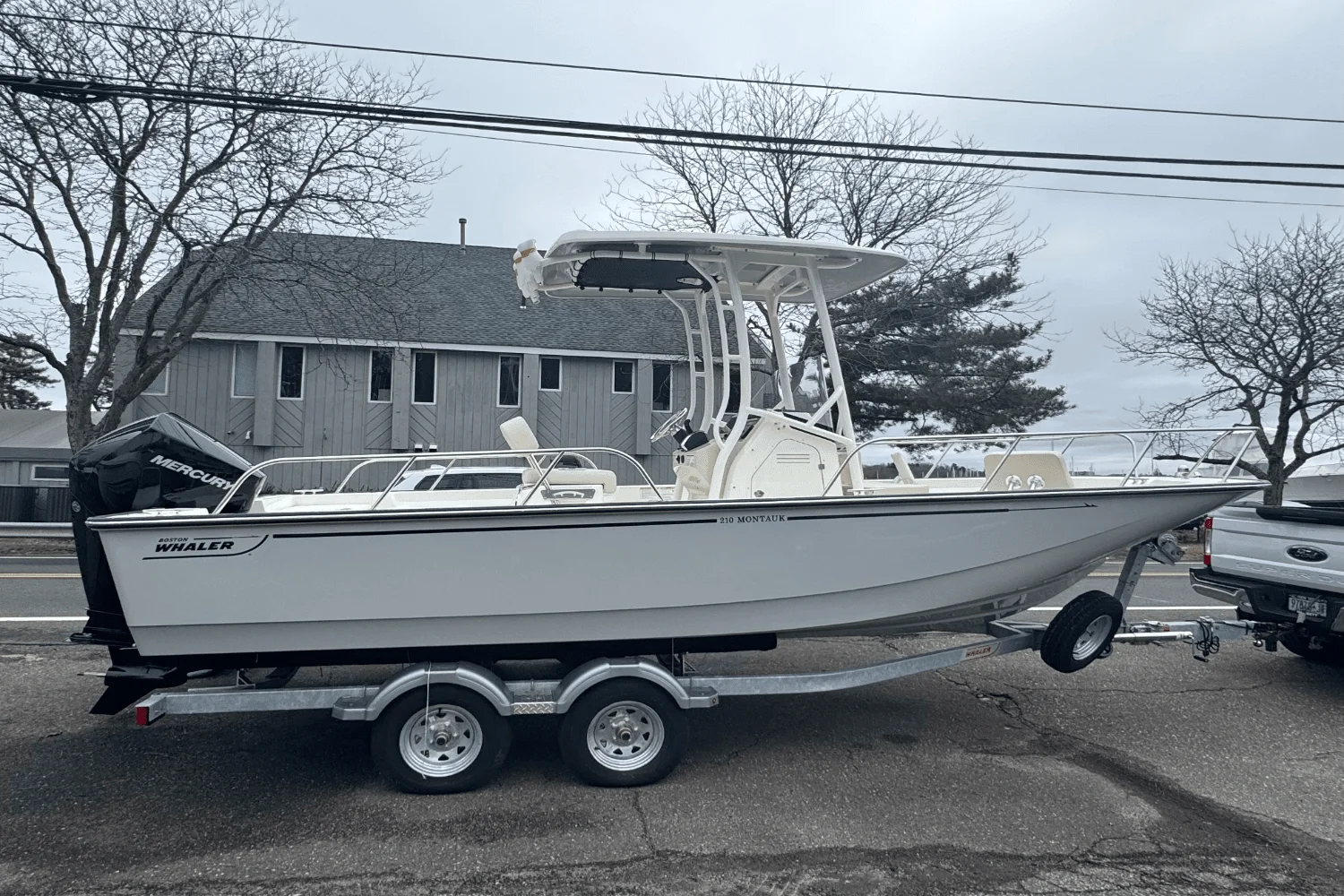 2025 Boston Whaler 210 Montauk Image Thumbnail #3