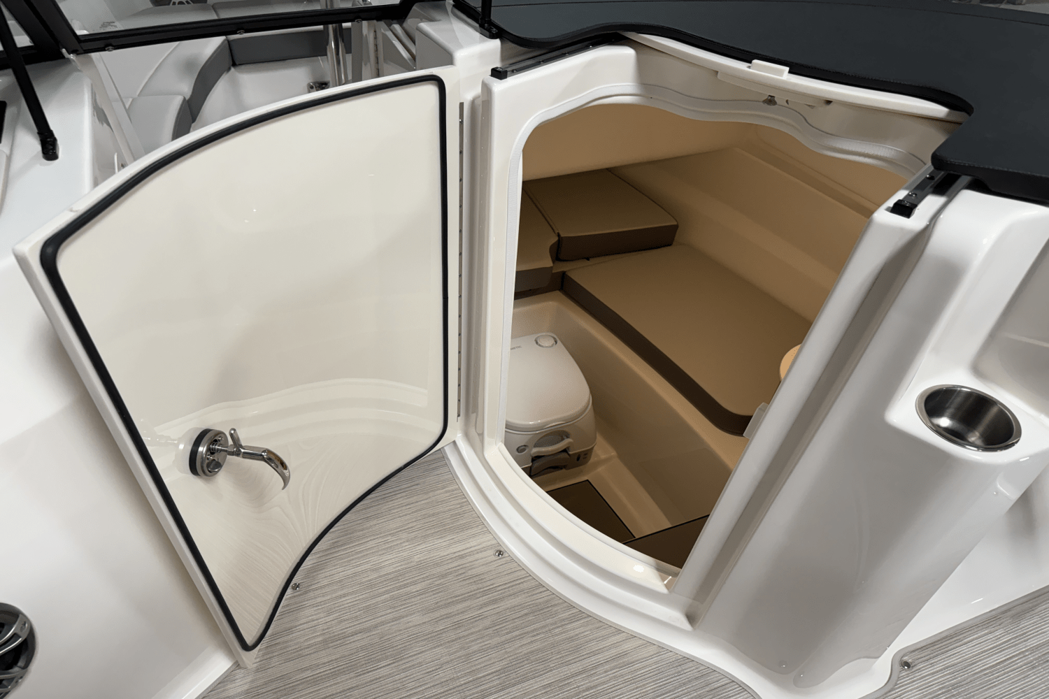 2025 Sea Ray 250 SDX Image Thumbnail #76