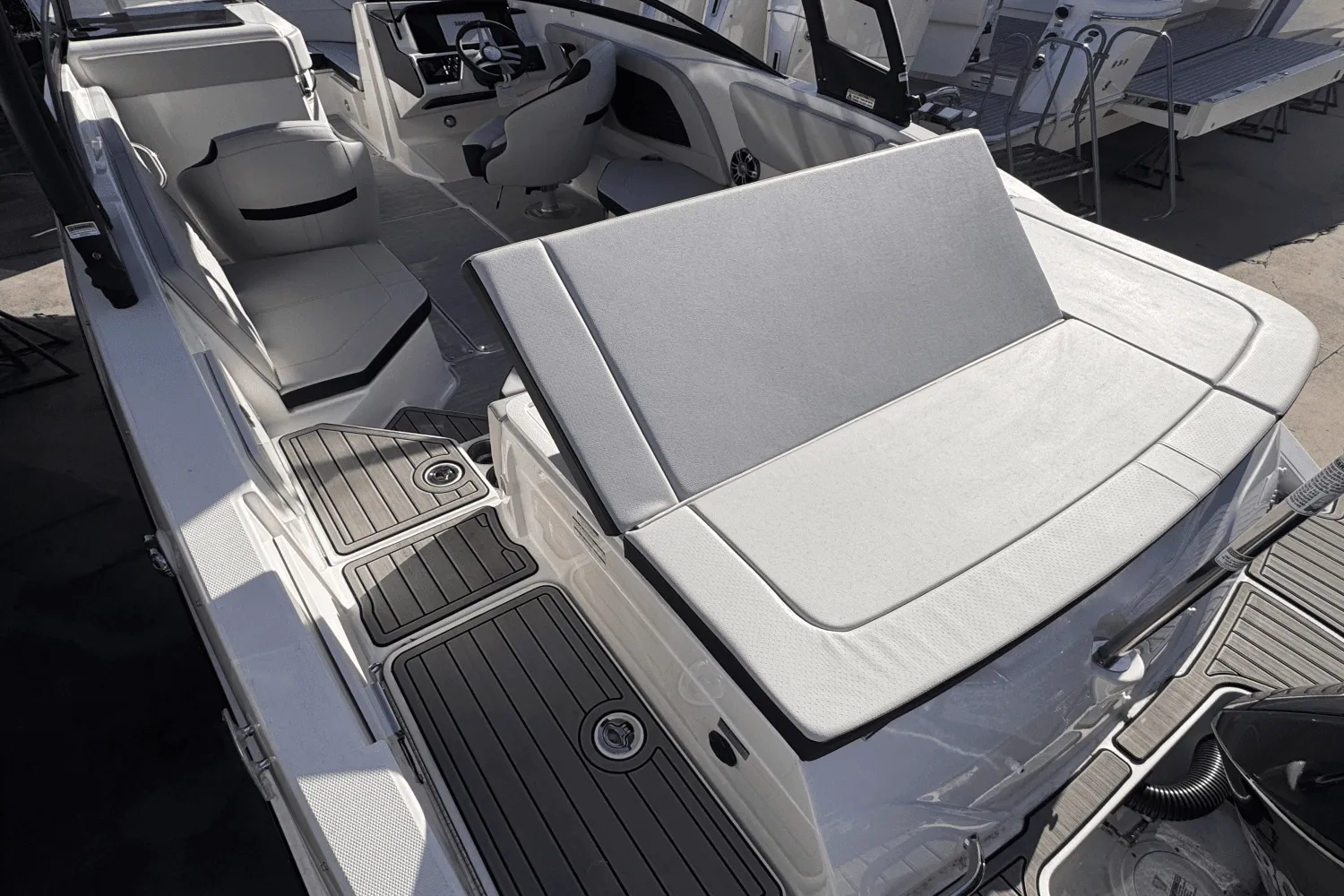 2025 Sea Ray SPX 230 Outboard Image Thumbnail #8