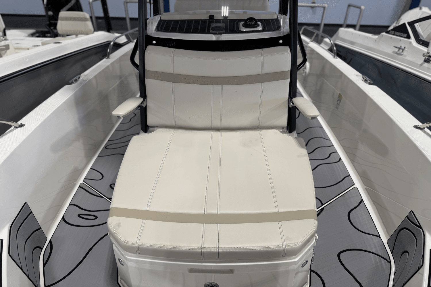 2023 Boston Whaler 220 Dauntless Image Thumbnail #14