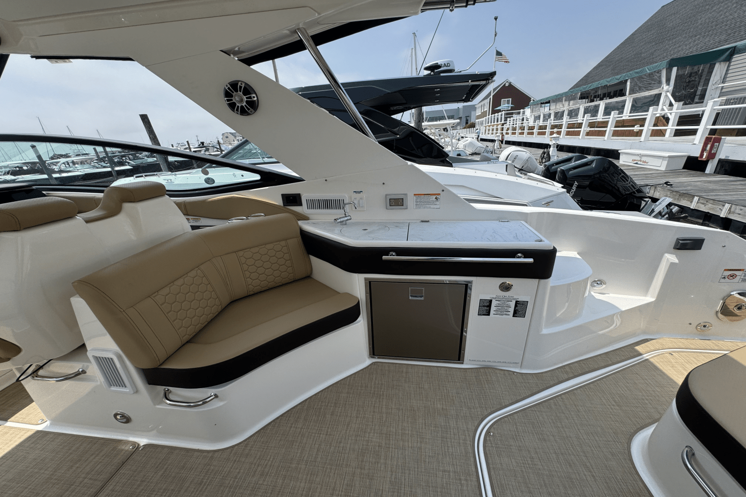 2025 Sea Ray Sundancer 320 Outboard Image Thumbnail #8